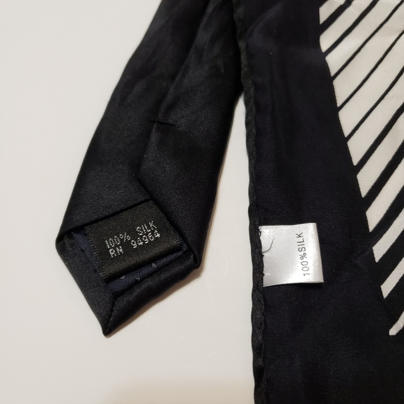 EUC Black & white stripped tie & pocket square set - Picture 5 of 7